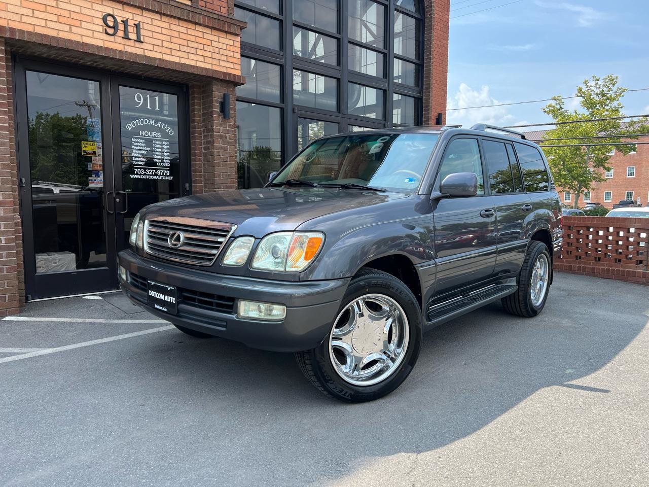 Used 2005 Lexus LX 470 4WD w/ Preferred Accessory Pkg image 2