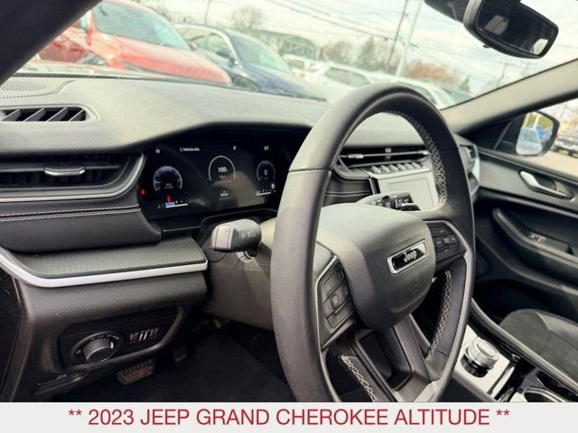 Used 2023 Jeep Grand Cherokee Altitude AWD/4WD image 15