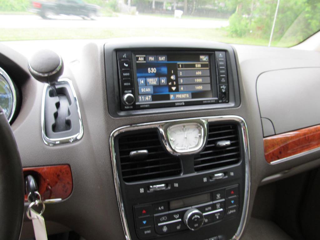 Used 2016 Chrysler Town & Country Touring-L image 55