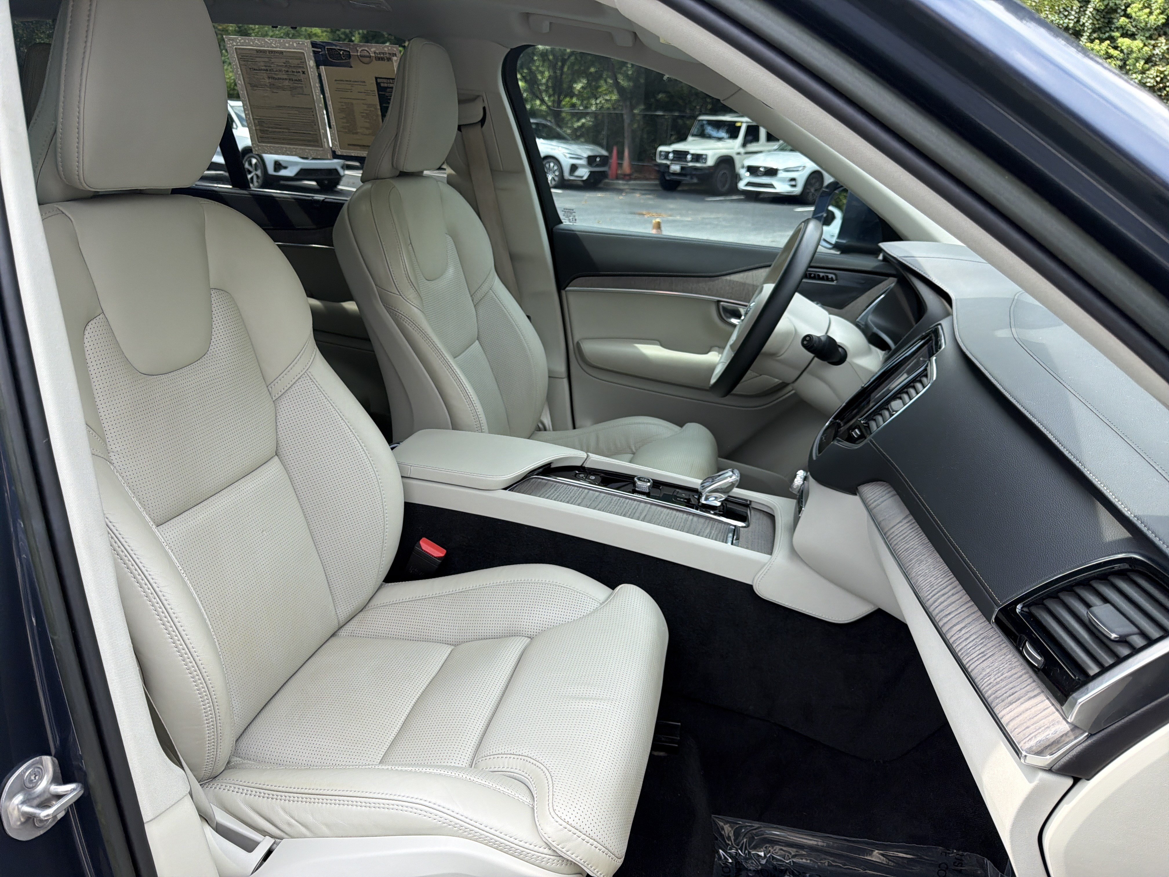 Certified 2023 Volvo XC90 B6 Ultimate w/ Protection Package Premier AWD/4WD image 35