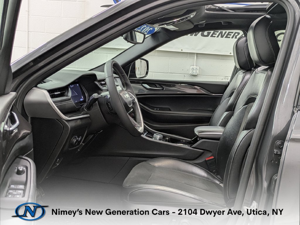Used 2023 Jeep Grand Cherokee Altitude AWD/4WD image 4