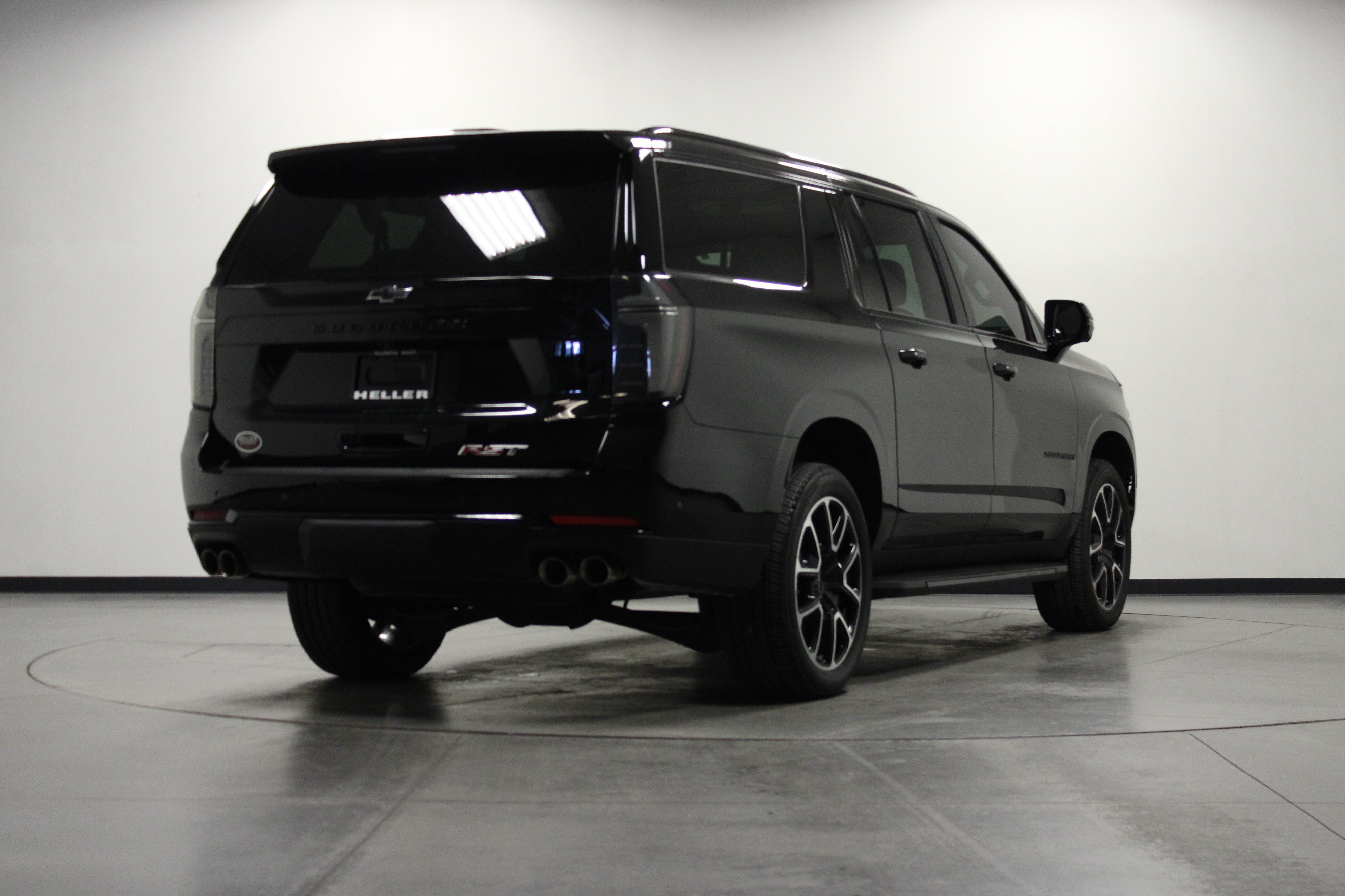Used 2026 Chevrolet Suburban RST w/ Comfort Package AWD/4WD image 4