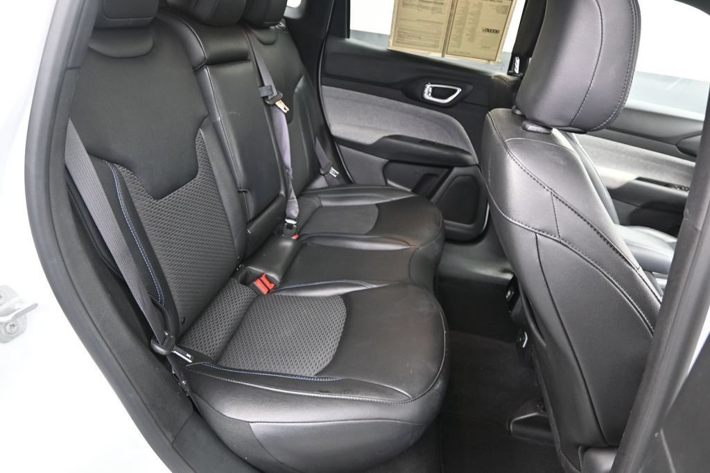 Used 2025 Jeep Compass Latitude AWD/4WD image 15