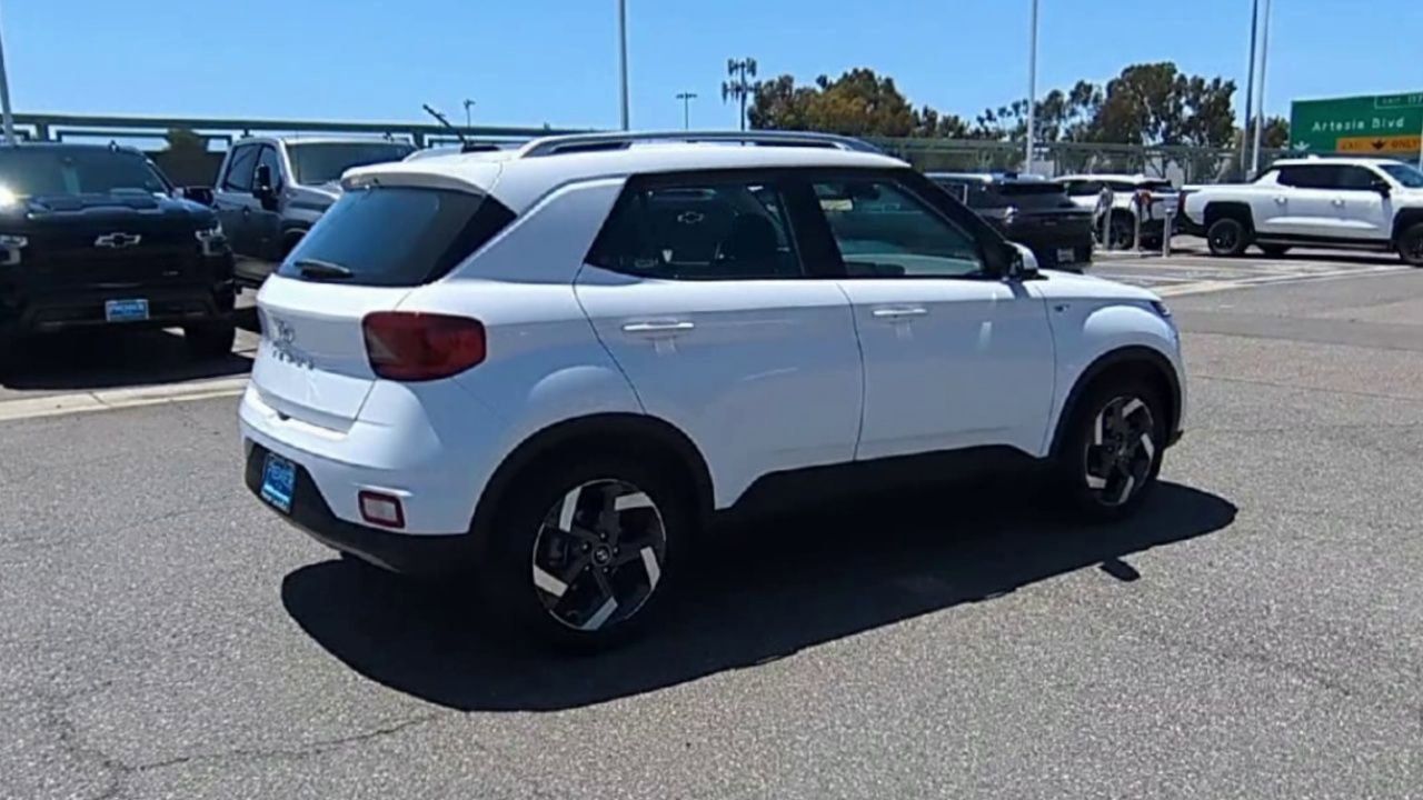Used 2025 Hyundai Venue SEL FWD image 8