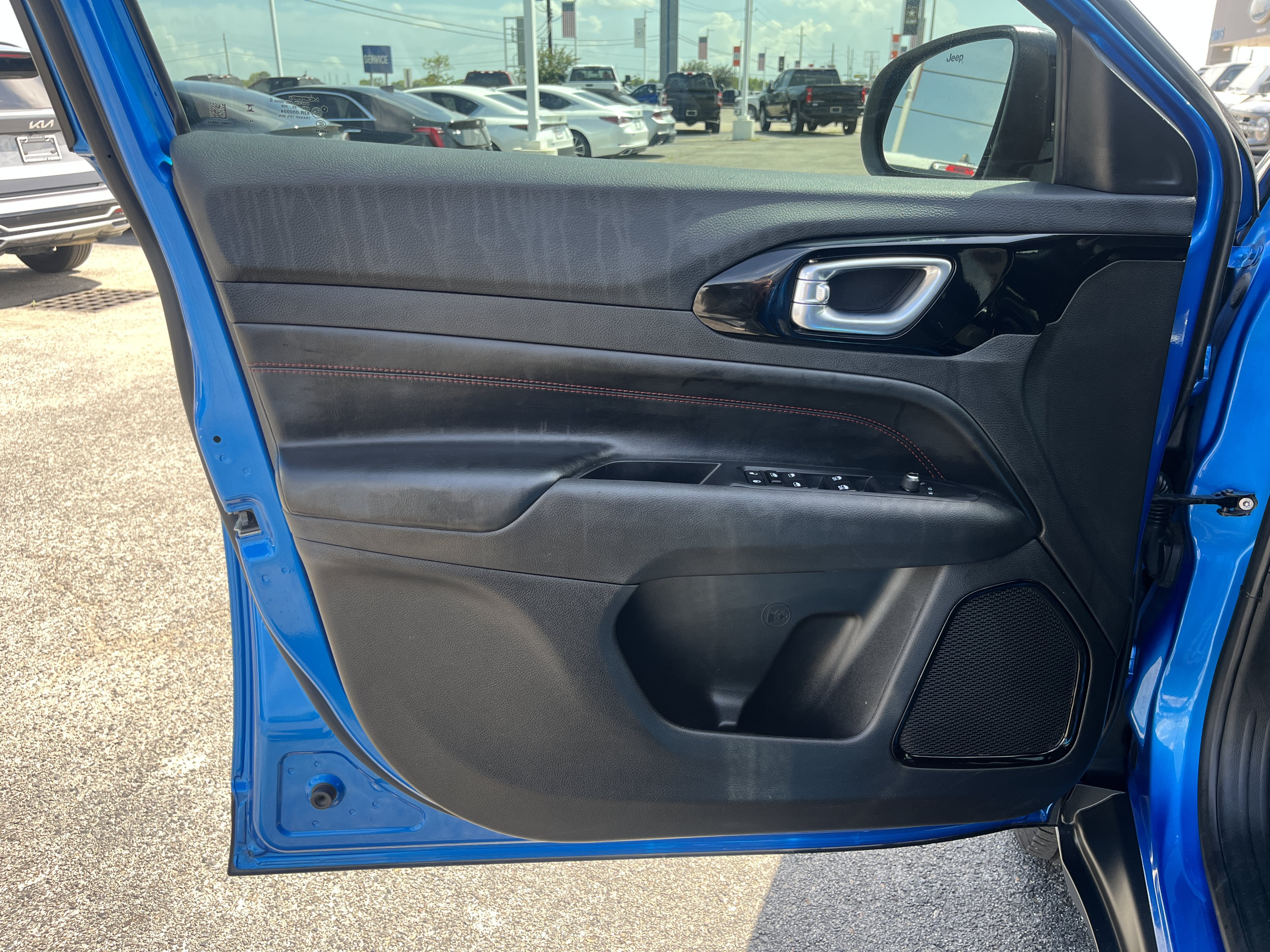 Used 2025 Jeep Compass Trailhawk AWD/4WD image 12
