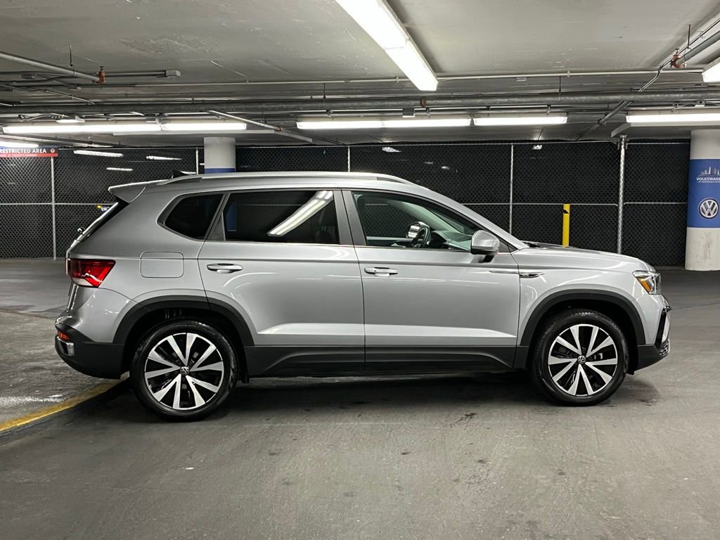 Used 2023 Volkswagen Taos SE w/ Panoramic Sunroof Package image 38
