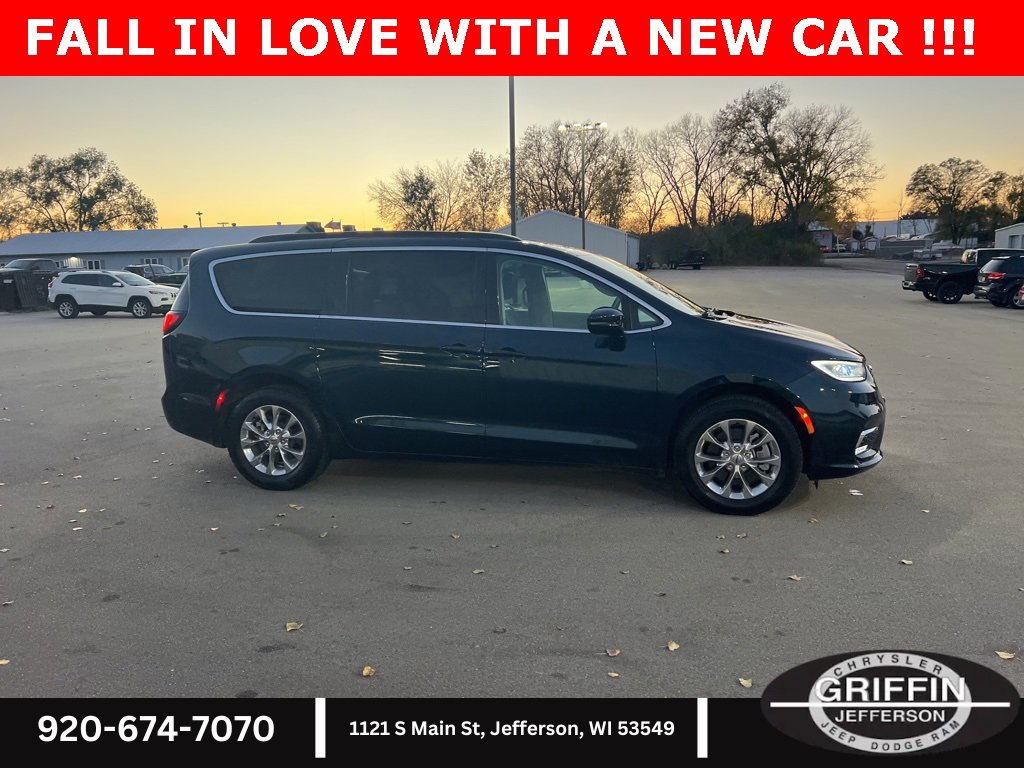 Used 2022 Chrysler Pacifica Touring-L image 8