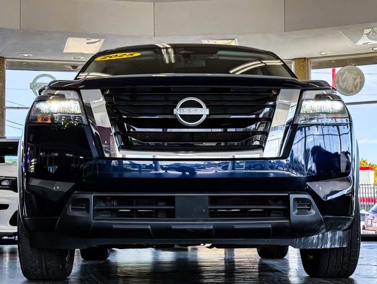 Used 2025 Nissan Pathfinder SV image 4