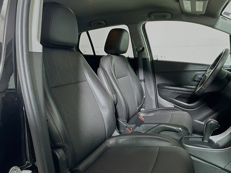 Used 2022 Chevrolet Trax LT w/ Midnight Edition image 24