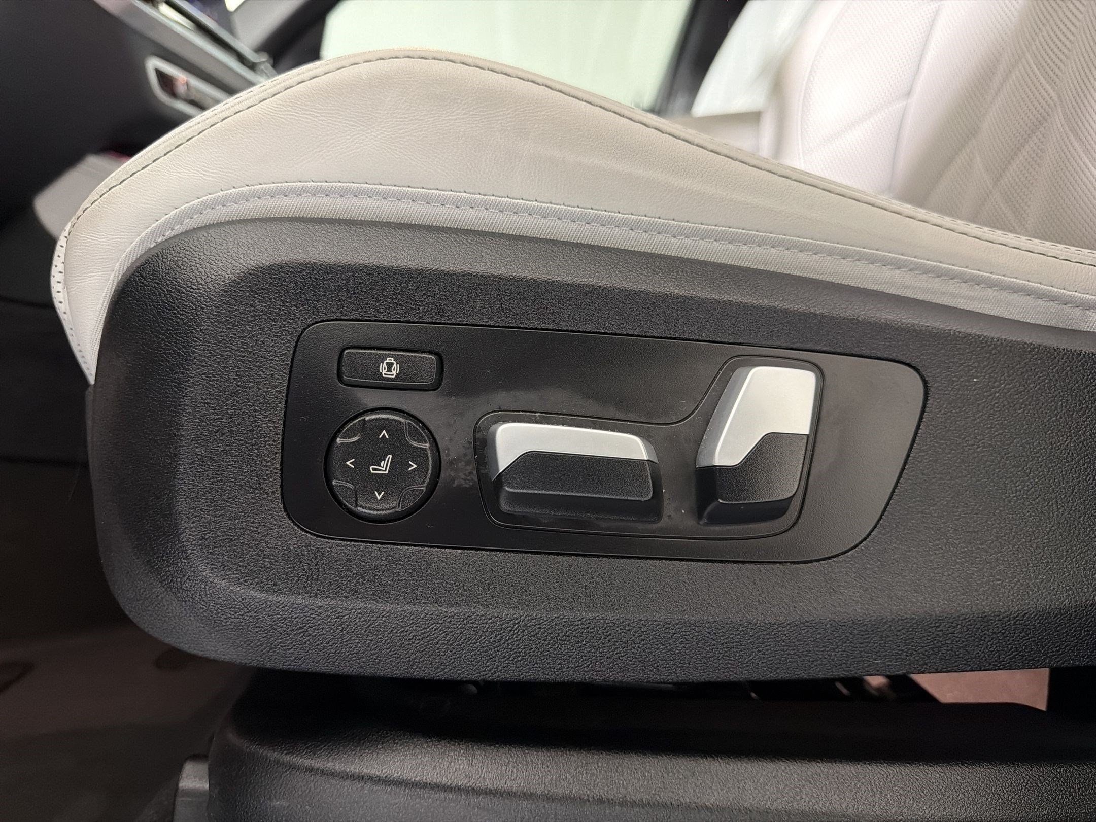 Used 2024 BMW X5 sDrive40i w/ Parking Assistance Package RWD image 14