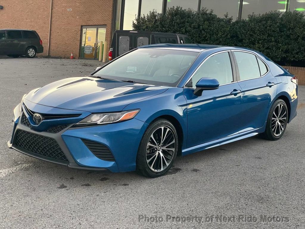 Used 2018 Toyota Camry SE image 3