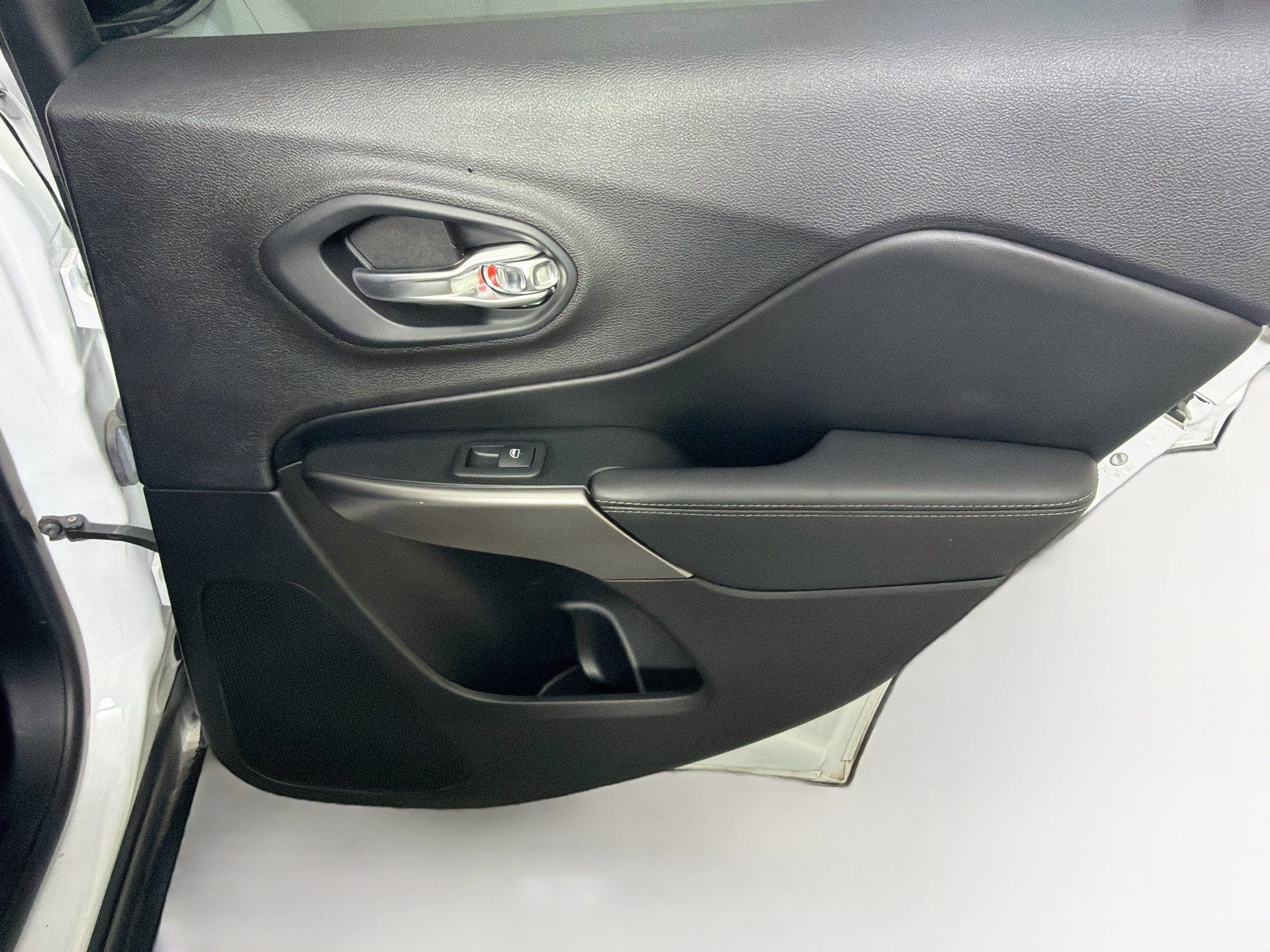 Used 2020 Jeep Cherokee Limited AWD/4WD image 29