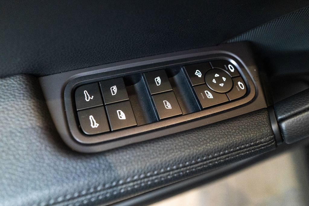 Certified 2025 Porsche Cayenne Coupe image 18