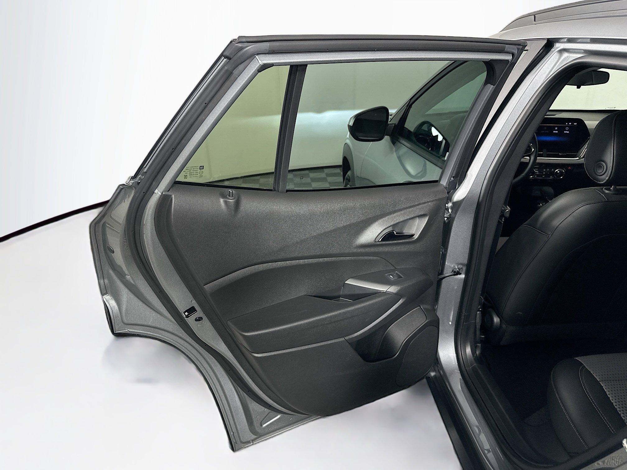 Used 2025 Chevrolet Trax LT w/ LT Convenience Package image 24