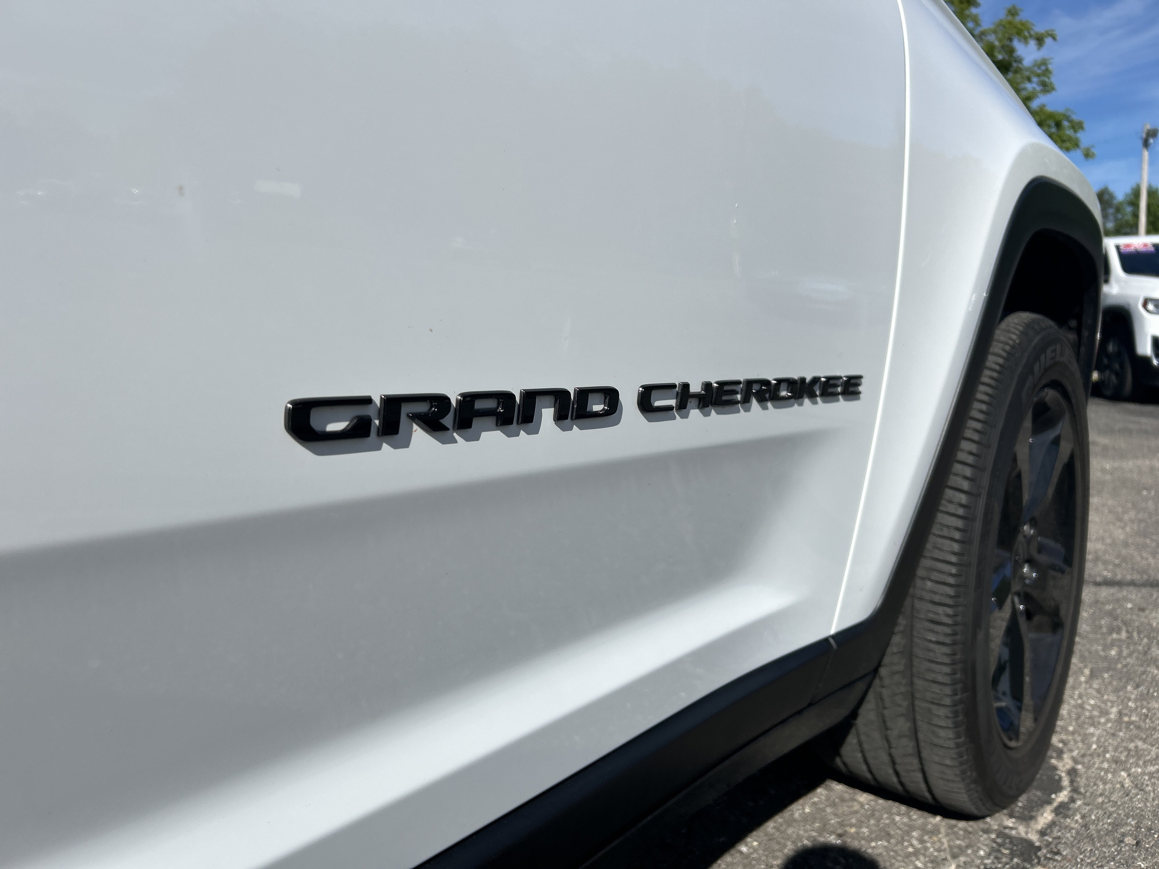 Used 2023 Jeep Grand Cherokee Altitude AWD/4WD image 23