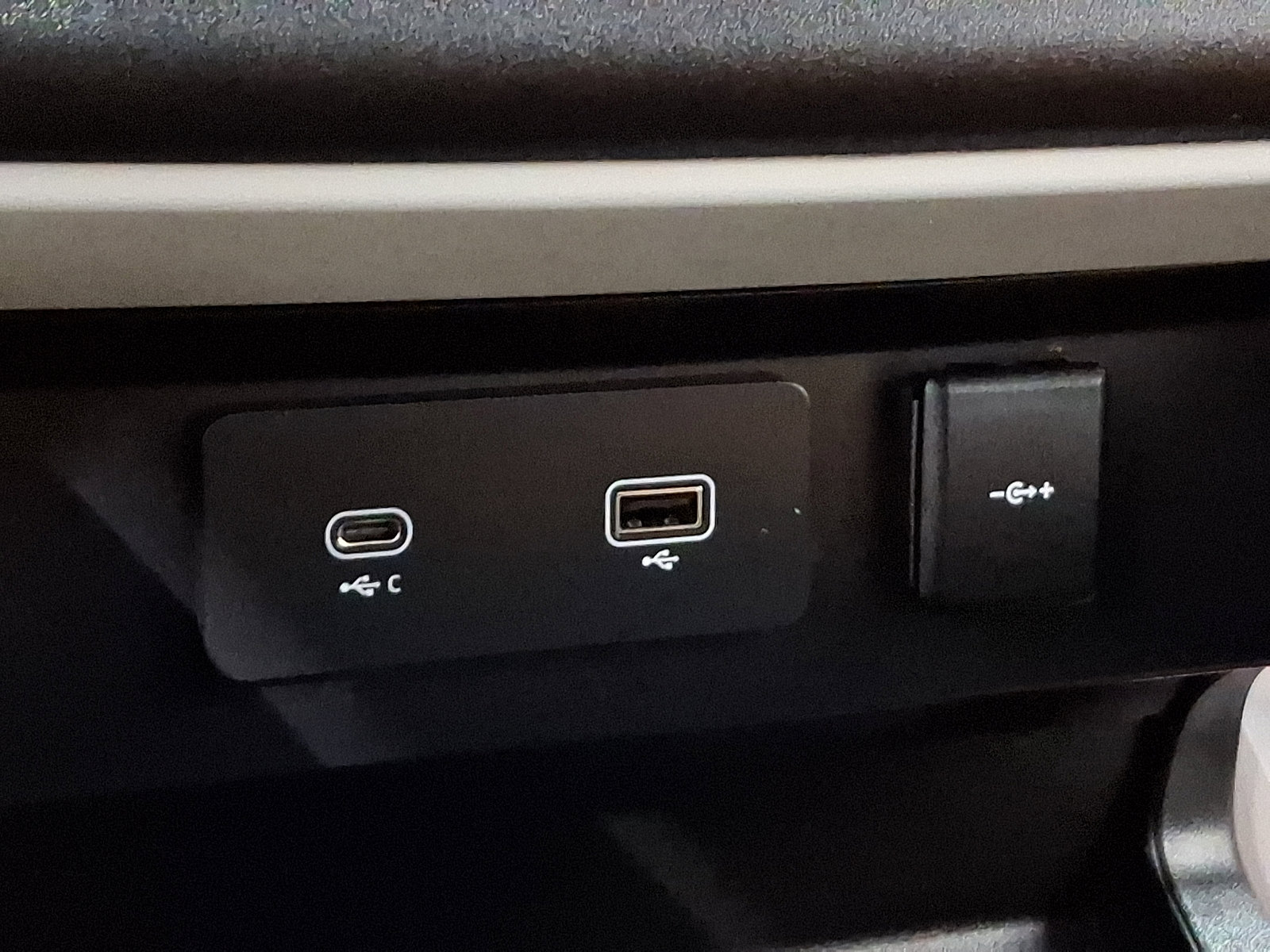 Certified 2023 Land Rover Defender 130 First Edition image 24