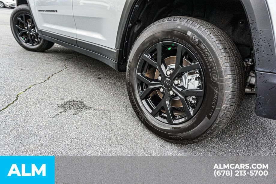 Used 2025 Jeep Grand Cherokee Altitude AWD/4WD image 15