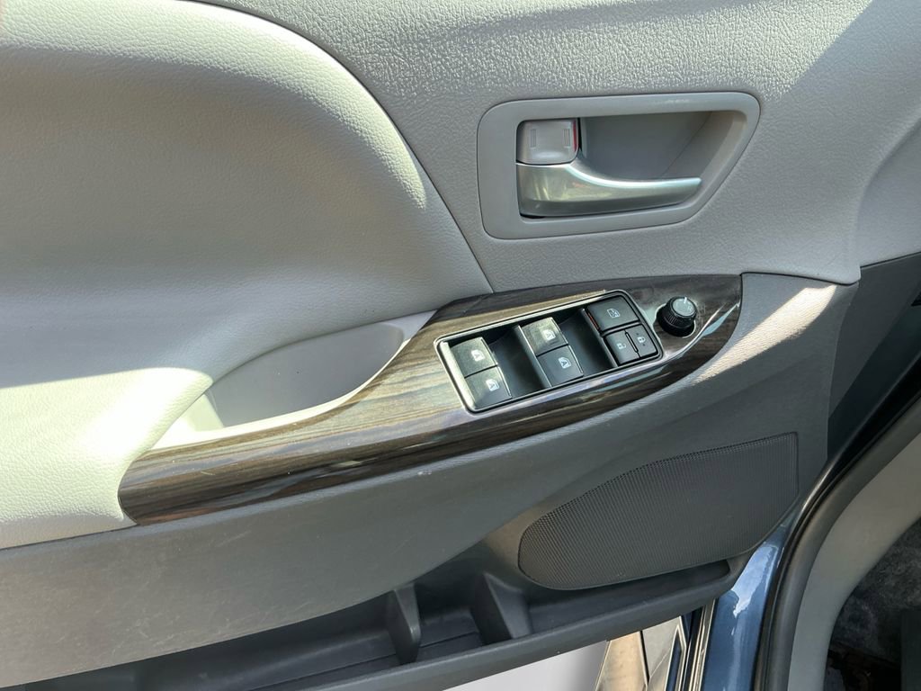 Used 2017 Toyota Sienna XLE Premium FWD image 20