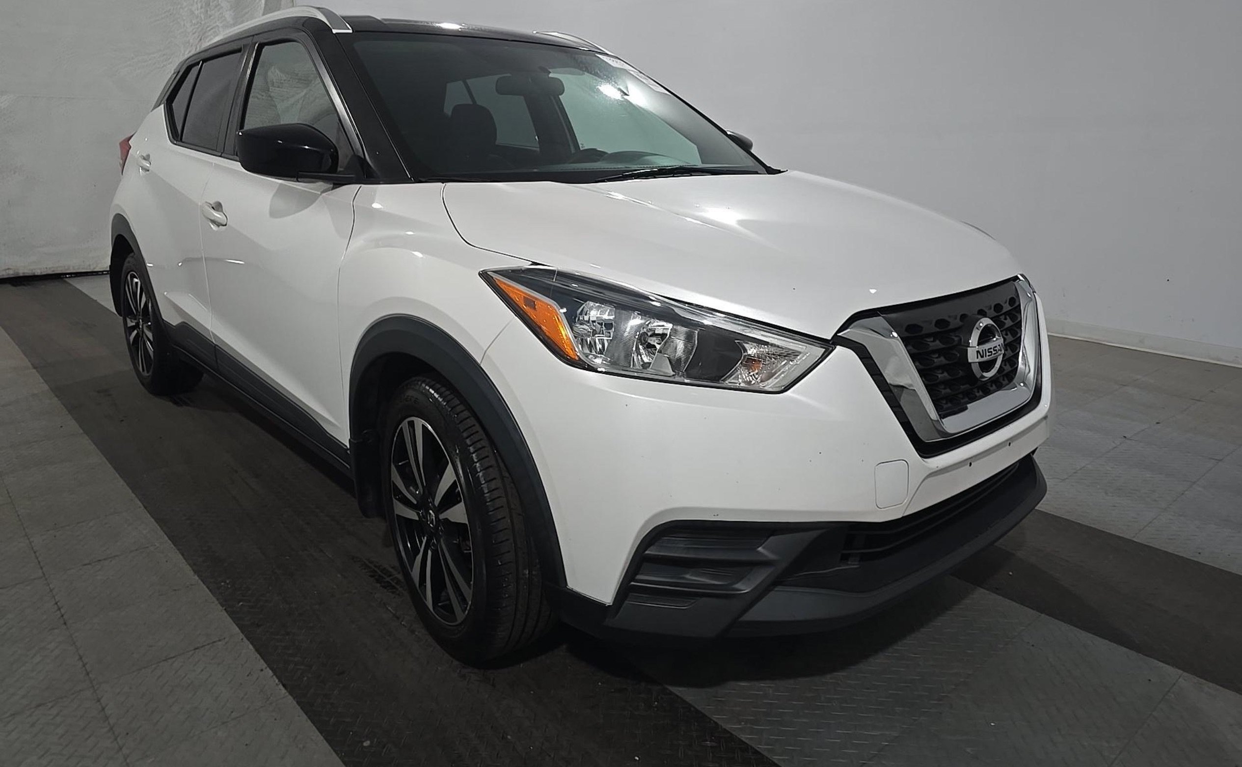 Used 2019 Nissan Kicks SV FWD image 3