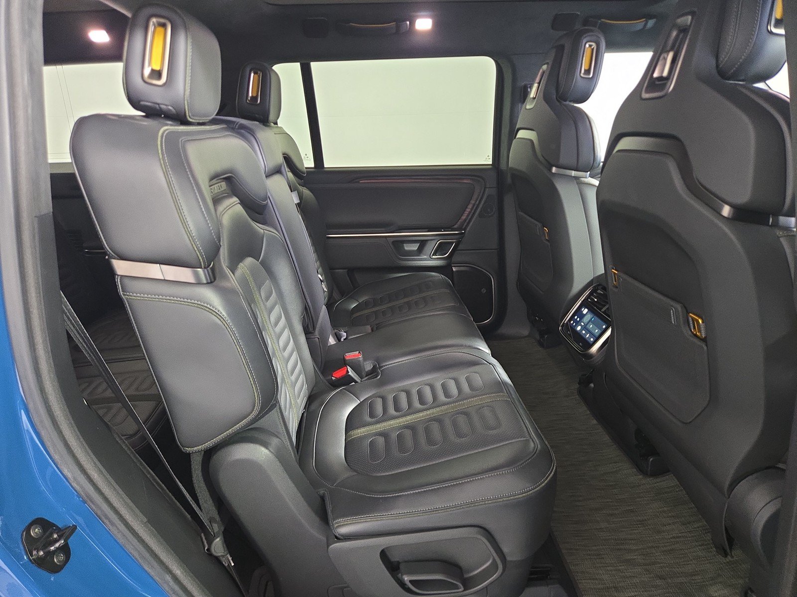 Used 2024 Rivian R1S Adventure AWD/4WD image 23