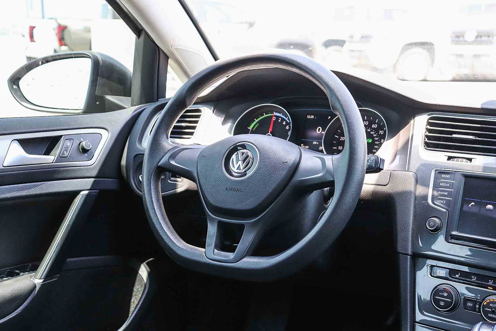 Used 2016 Volkswagen e-Golf SE w/ DC Fast Charging Package FWD image 14