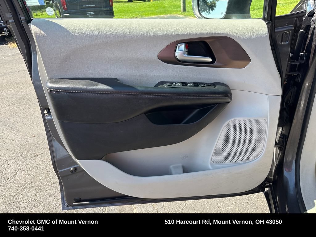 Used 2018 Chrysler Pacifica Touring-L Plus FWD image 13