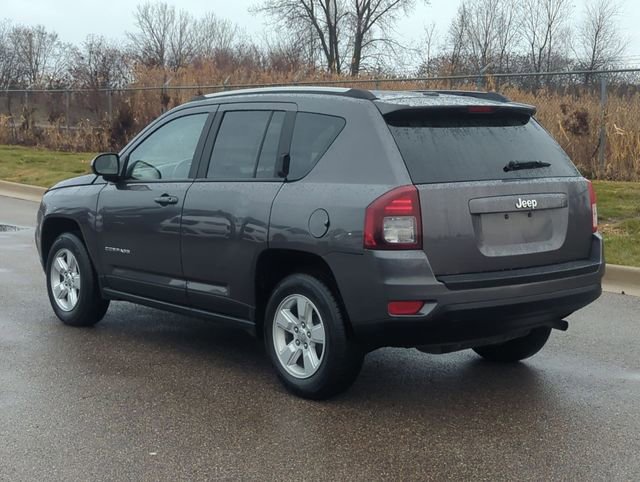 Used 2017 Jeep Compass Latitude FWD image 5