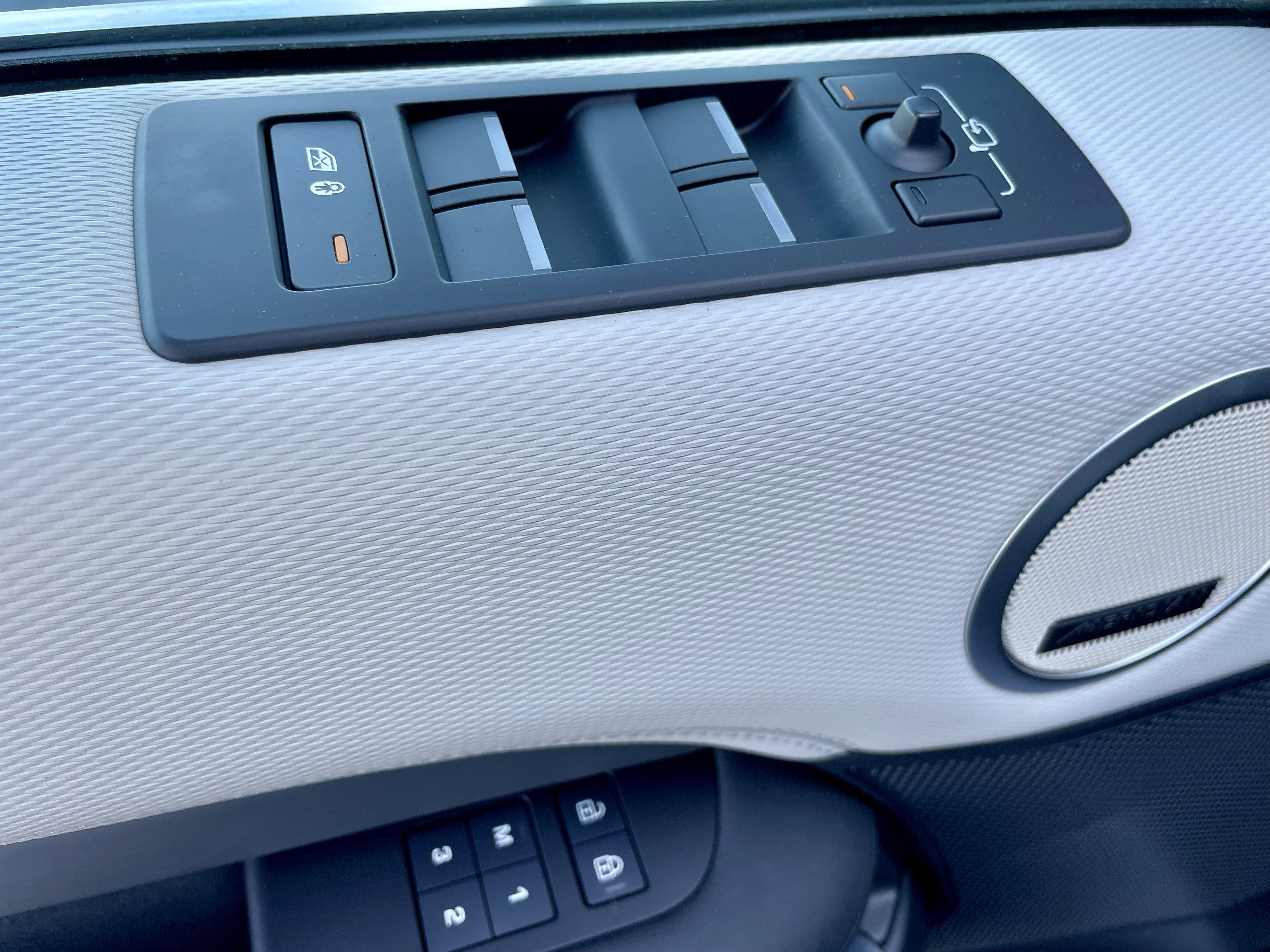 Certified 2024 Land Rover Discovery Dynamic SE image 11