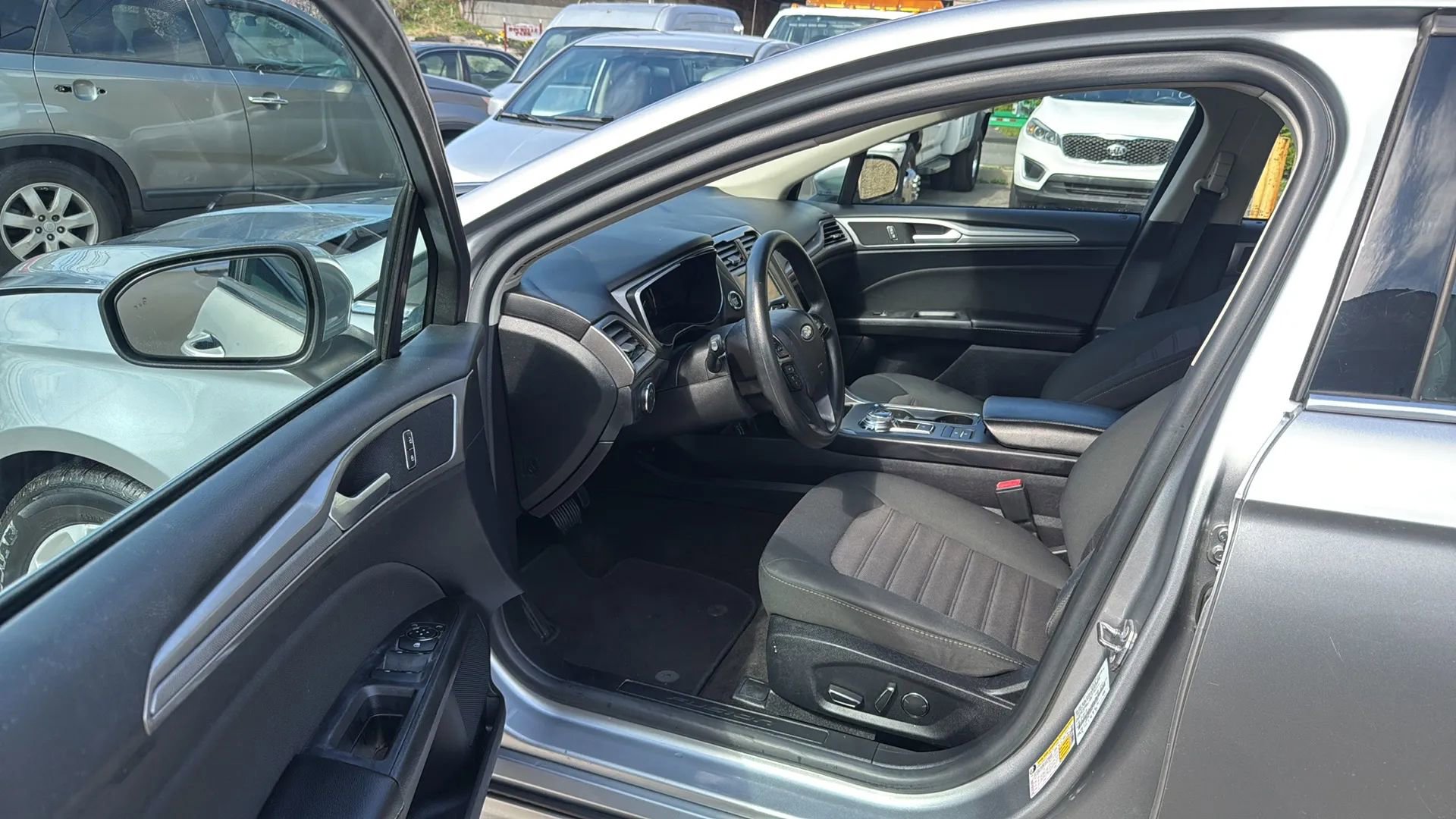 Used 2020 Ford Fusion SE image 23