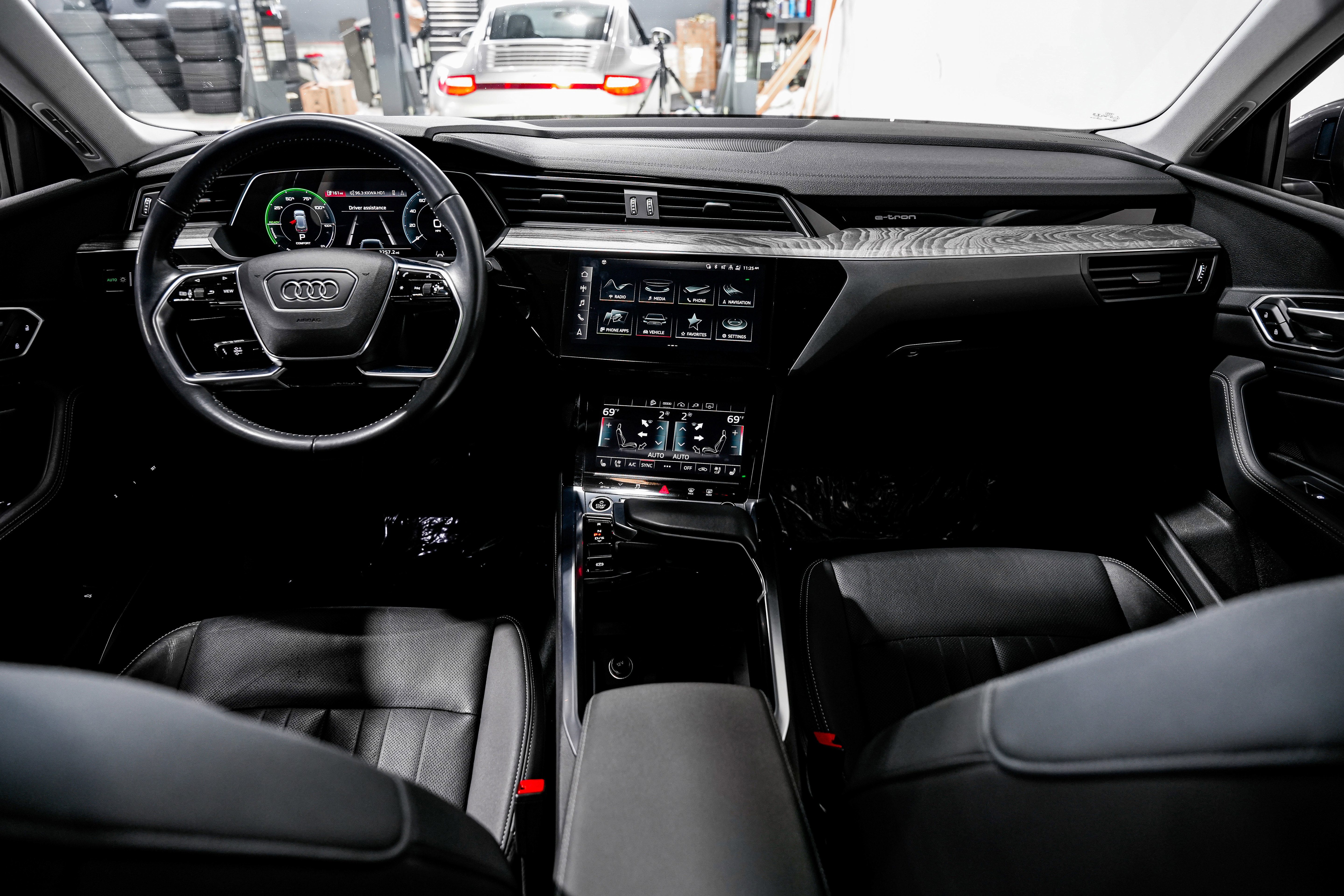 Used 2021 Audi e-tron Premium Plus w/ Premium Plus Package AWD/4WD image 19