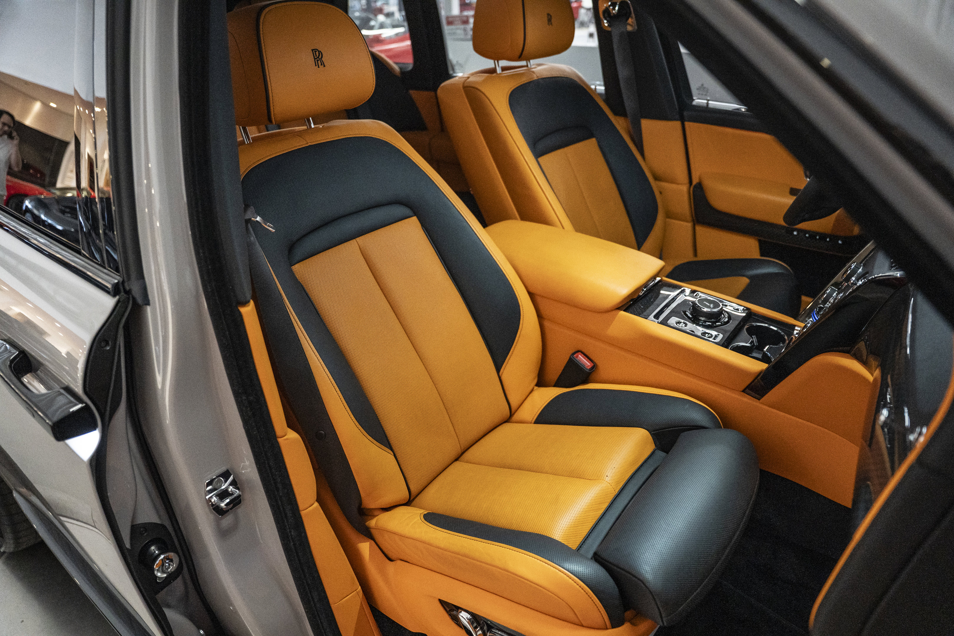 Used 2023 Rolls-Royce Cullinan Black Badge w/ Leather Finishing Pack image 38