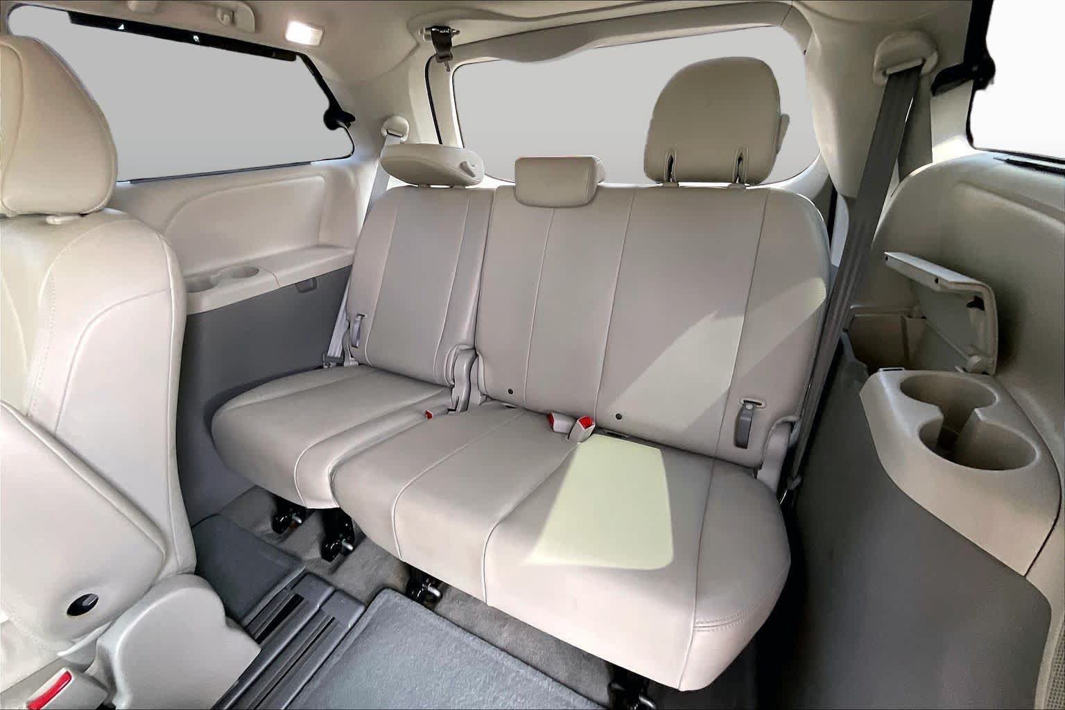 Used 2014 Toyota Sienna XLE w/ Entertainment Package FWD image 23