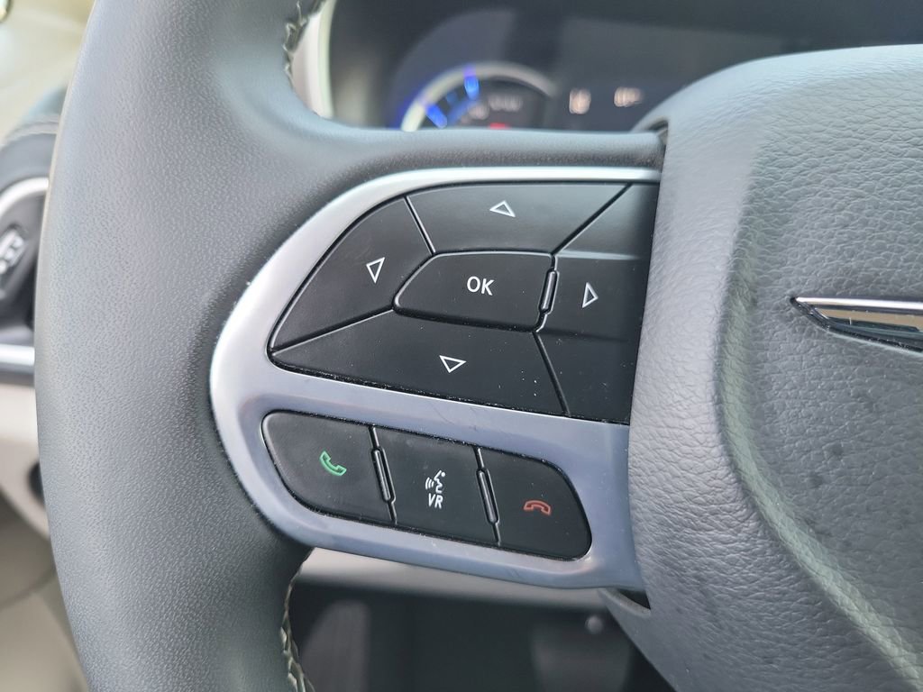 Used 2024 Chrysler Pacifica Select image 8