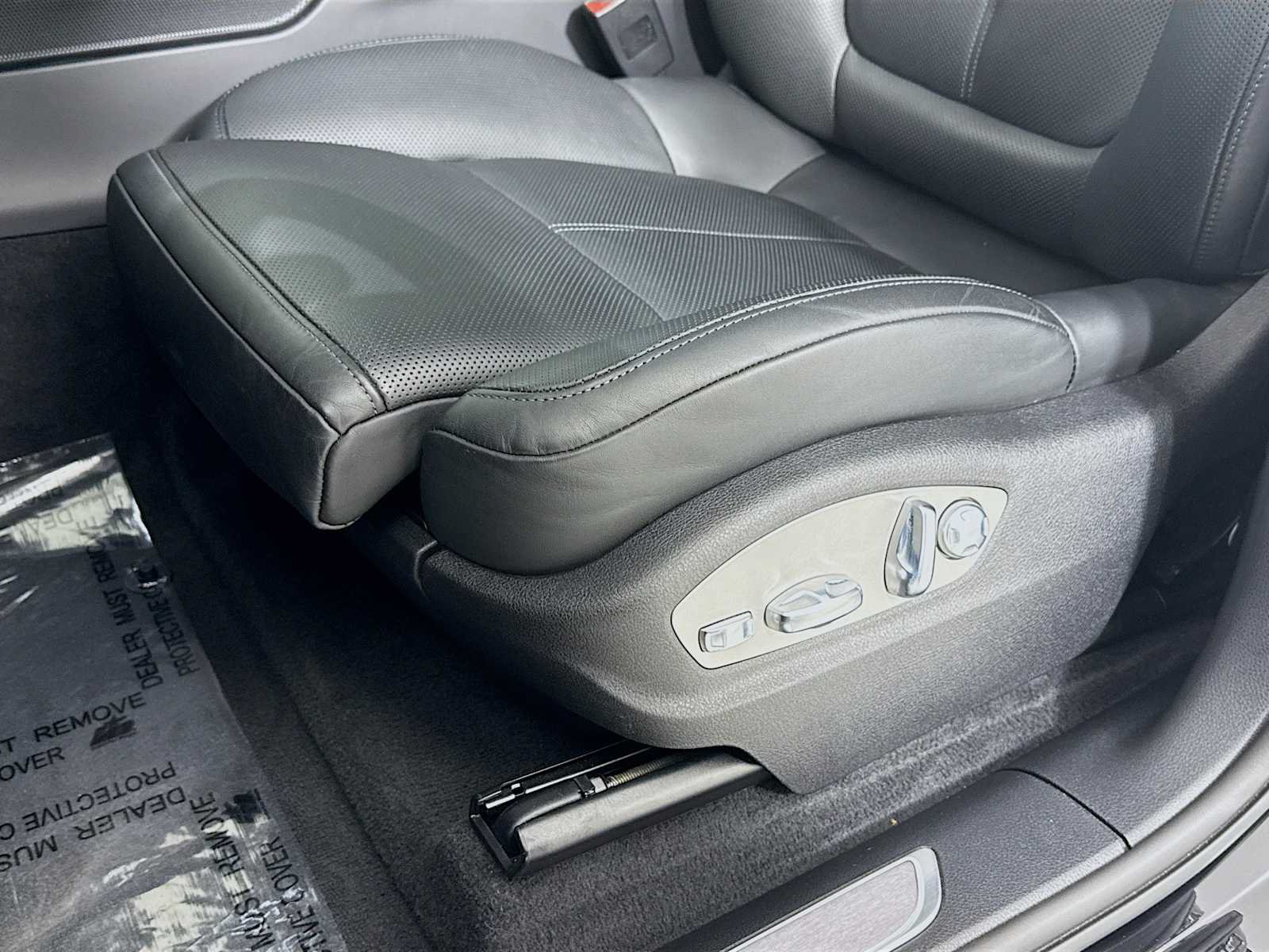 Certified 2026 Porsche Macan AWD/4WD image 13