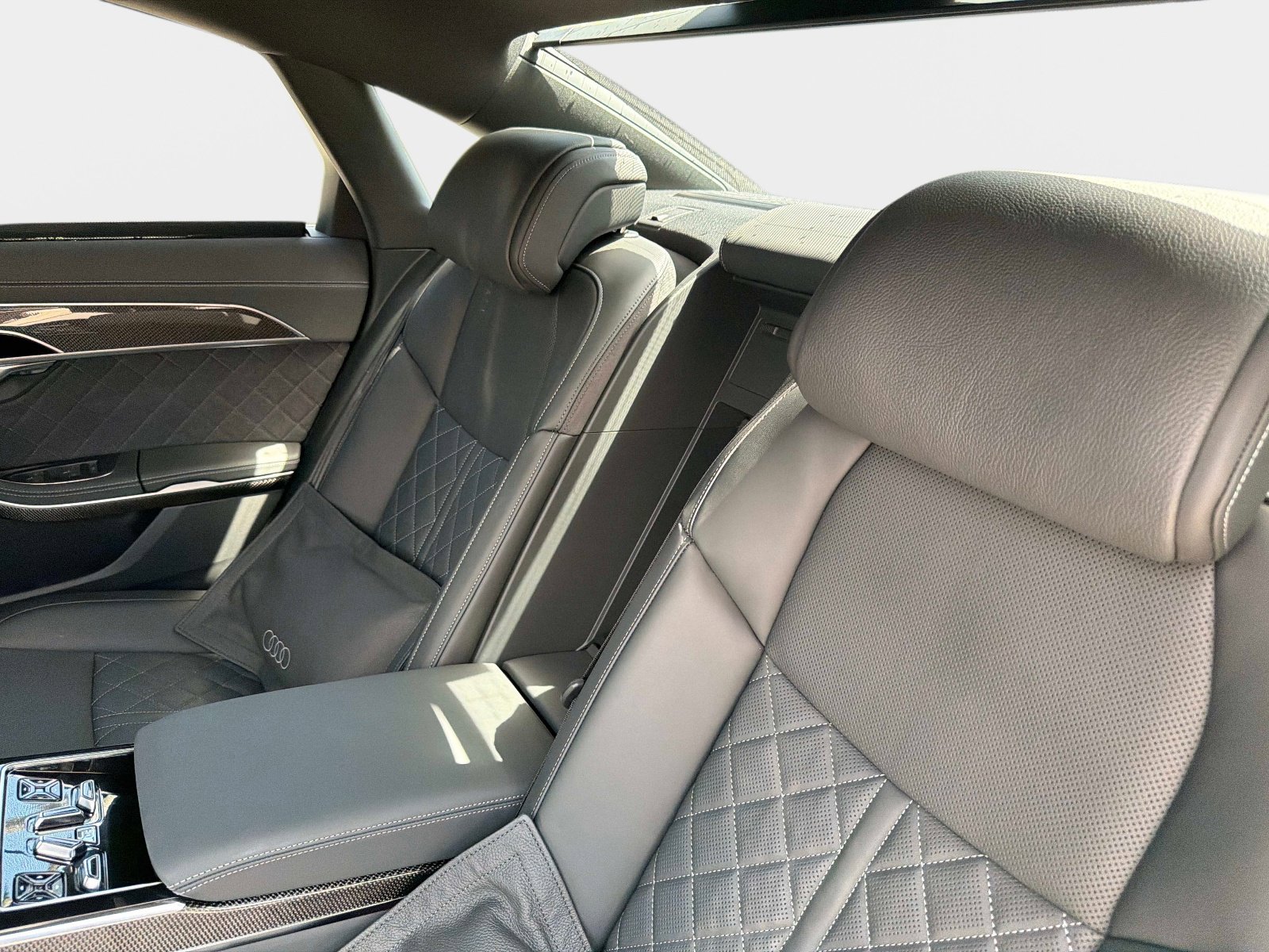 Used 2025 Audi S8 4.0T image 31