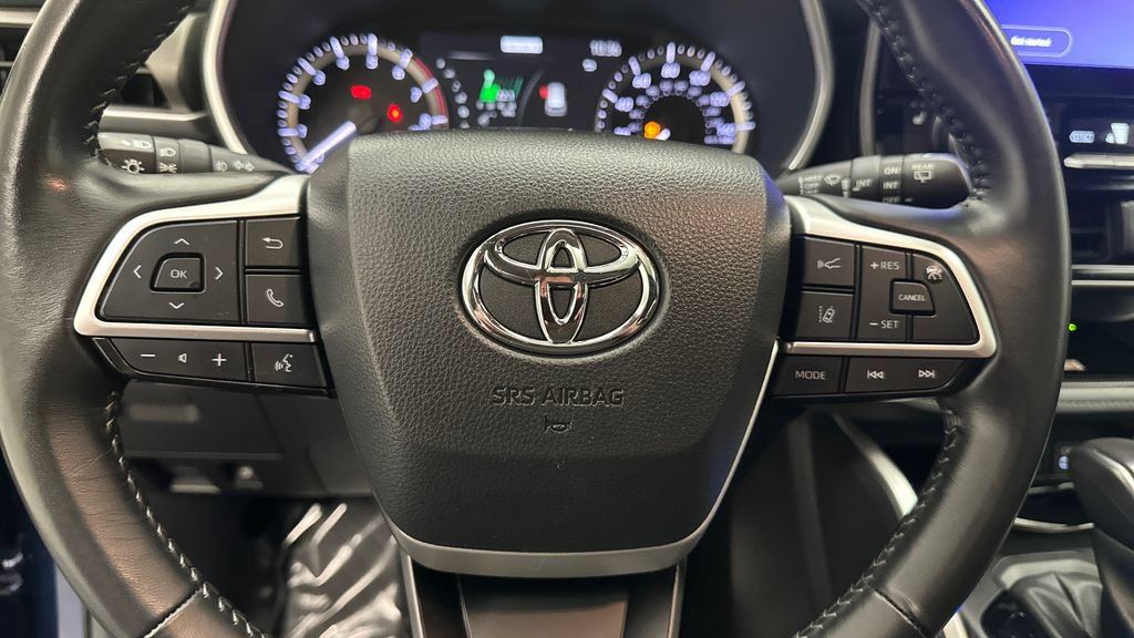 Used 2024 Toyota Highlander XLE AWD/4WD image 16