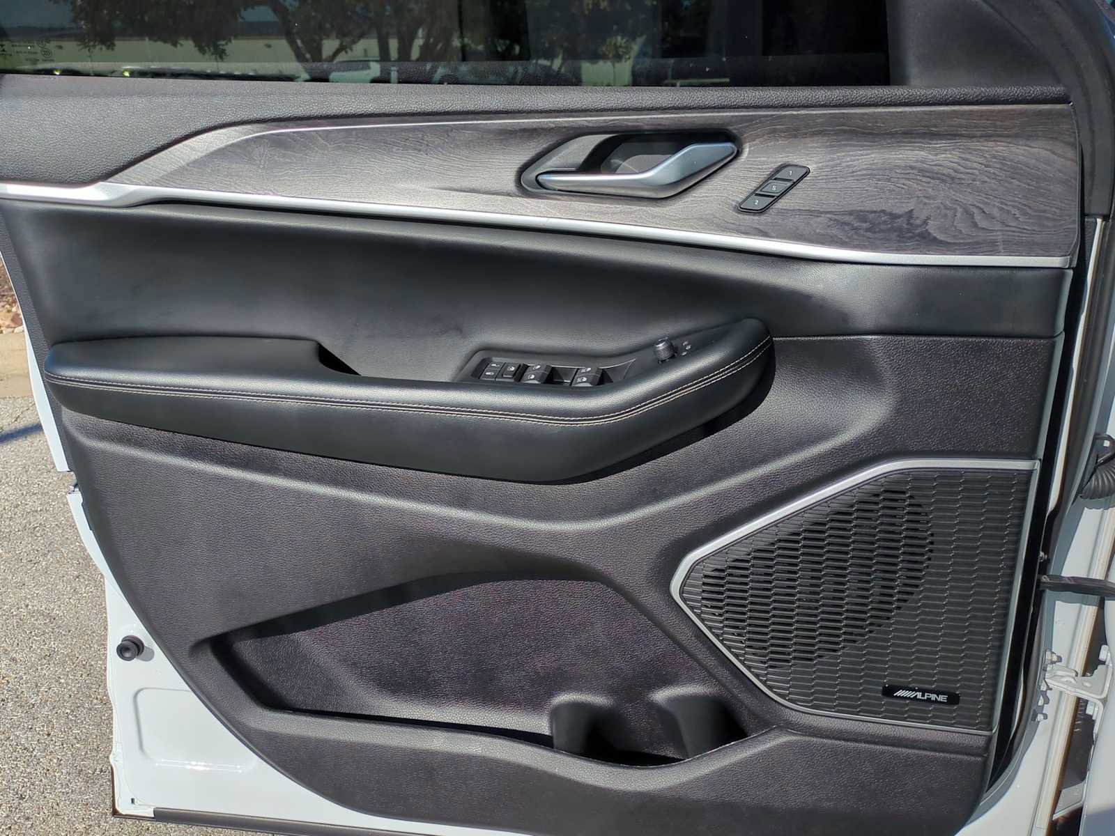 Used 2023 Jeep Grand Cherokee L Limited w/ Luxury Tech Group II image 23