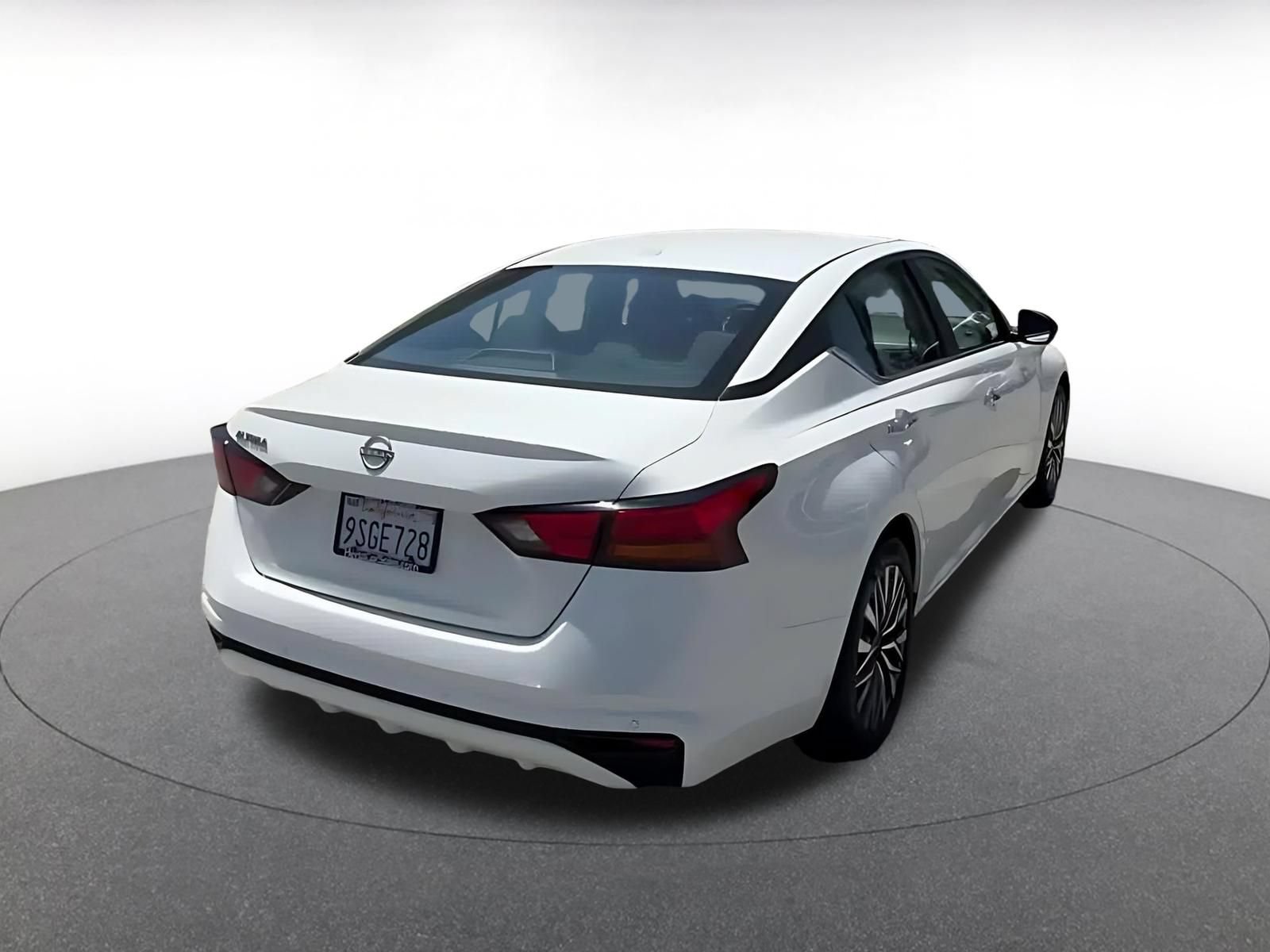 Used 2025 Nissan Altima 2.5 SV FWD image 13