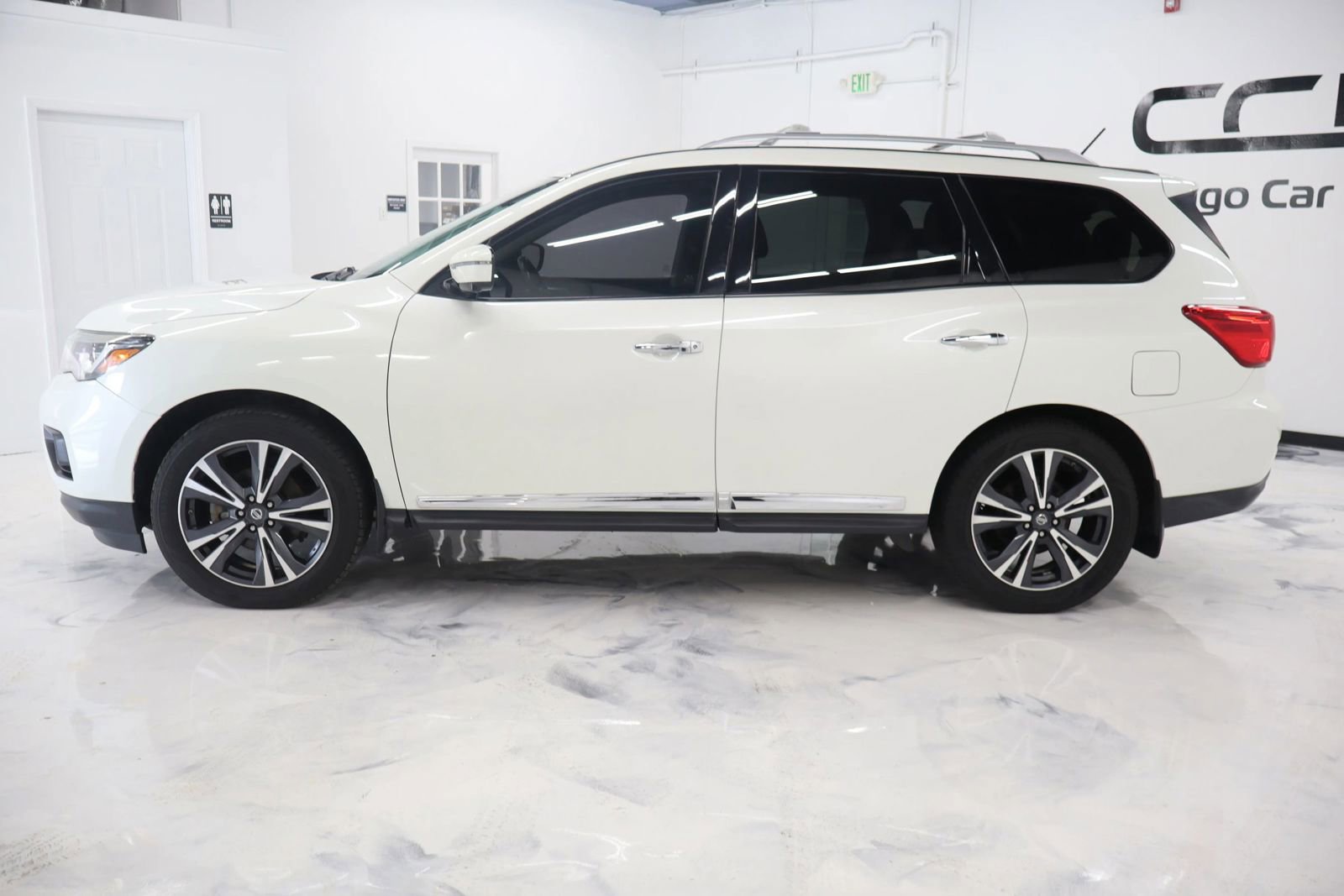Used 2017 Nissan Pathfinder Platinum w/ Cargo Package AWD/4WD image 4