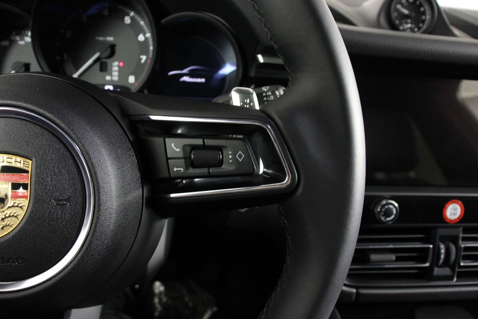 Certified 2025 Porsche Macan image 15