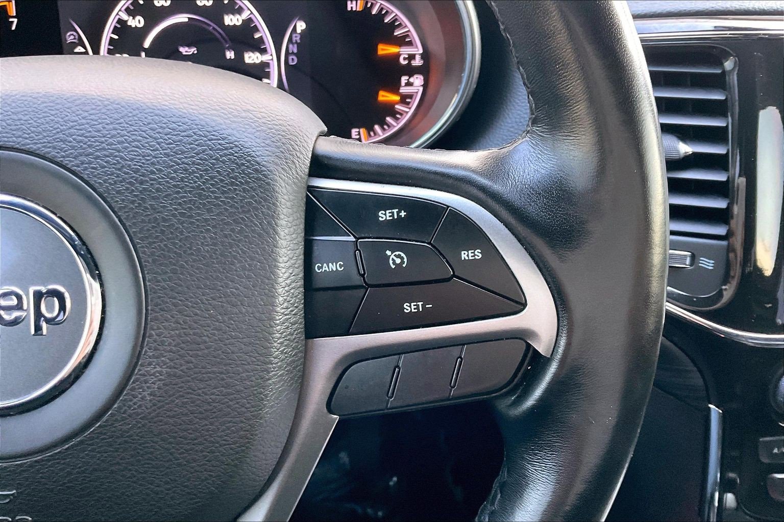 Used 2022 Jeep Grand Cherokee Laredo X image 9