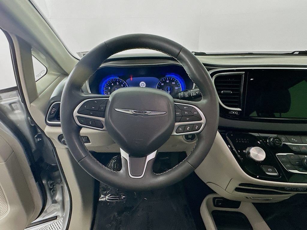 Certified 2024 Chrysler Pacifica Touring-L FWD image 18