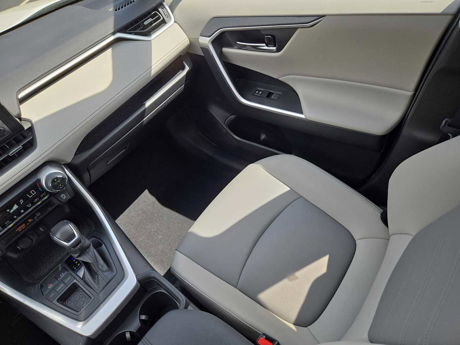 Used 2020 Toyota RAV4 XLE Premium image 14