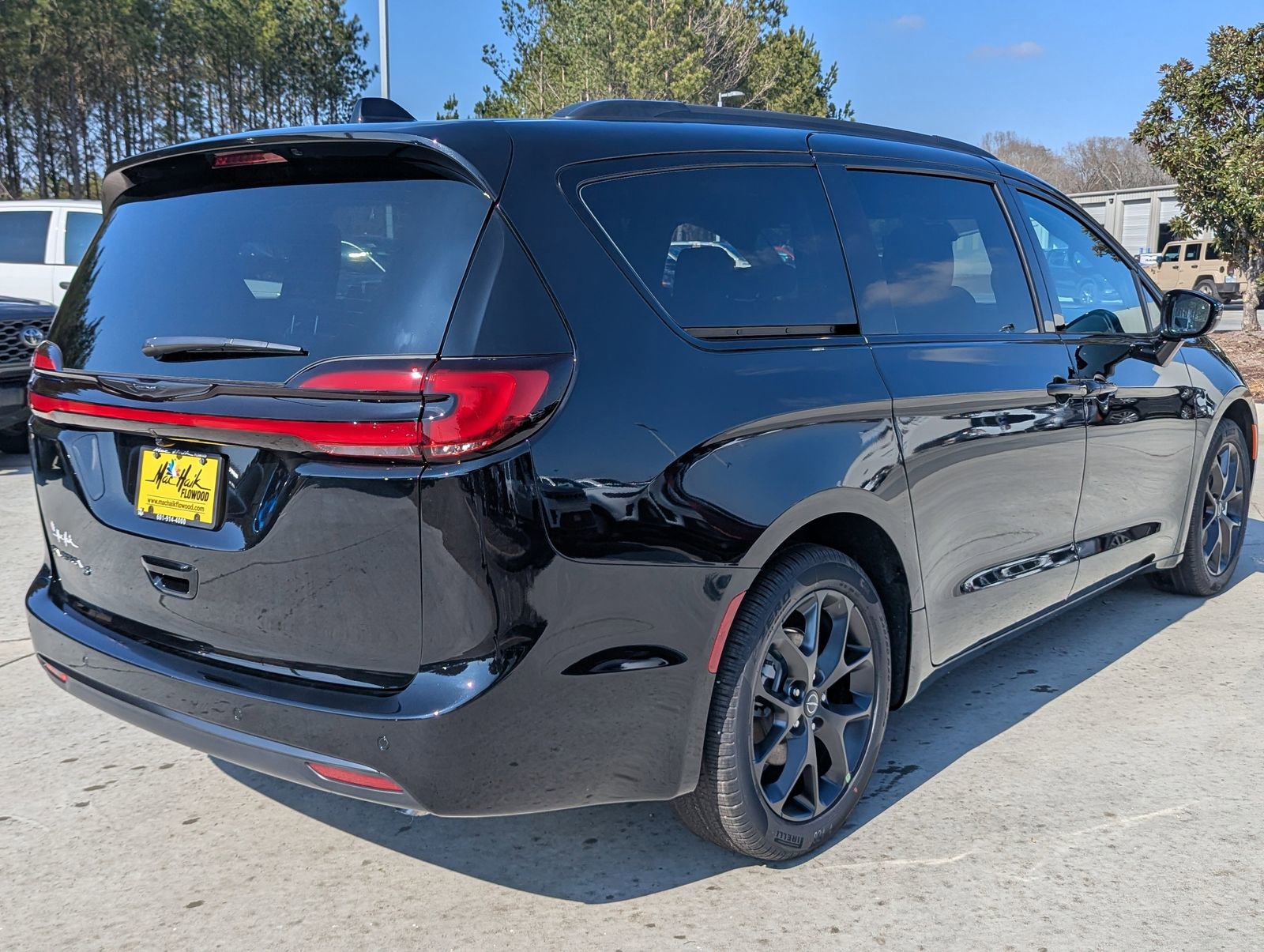 New 2026 Chrysler Pacifica Select image 3