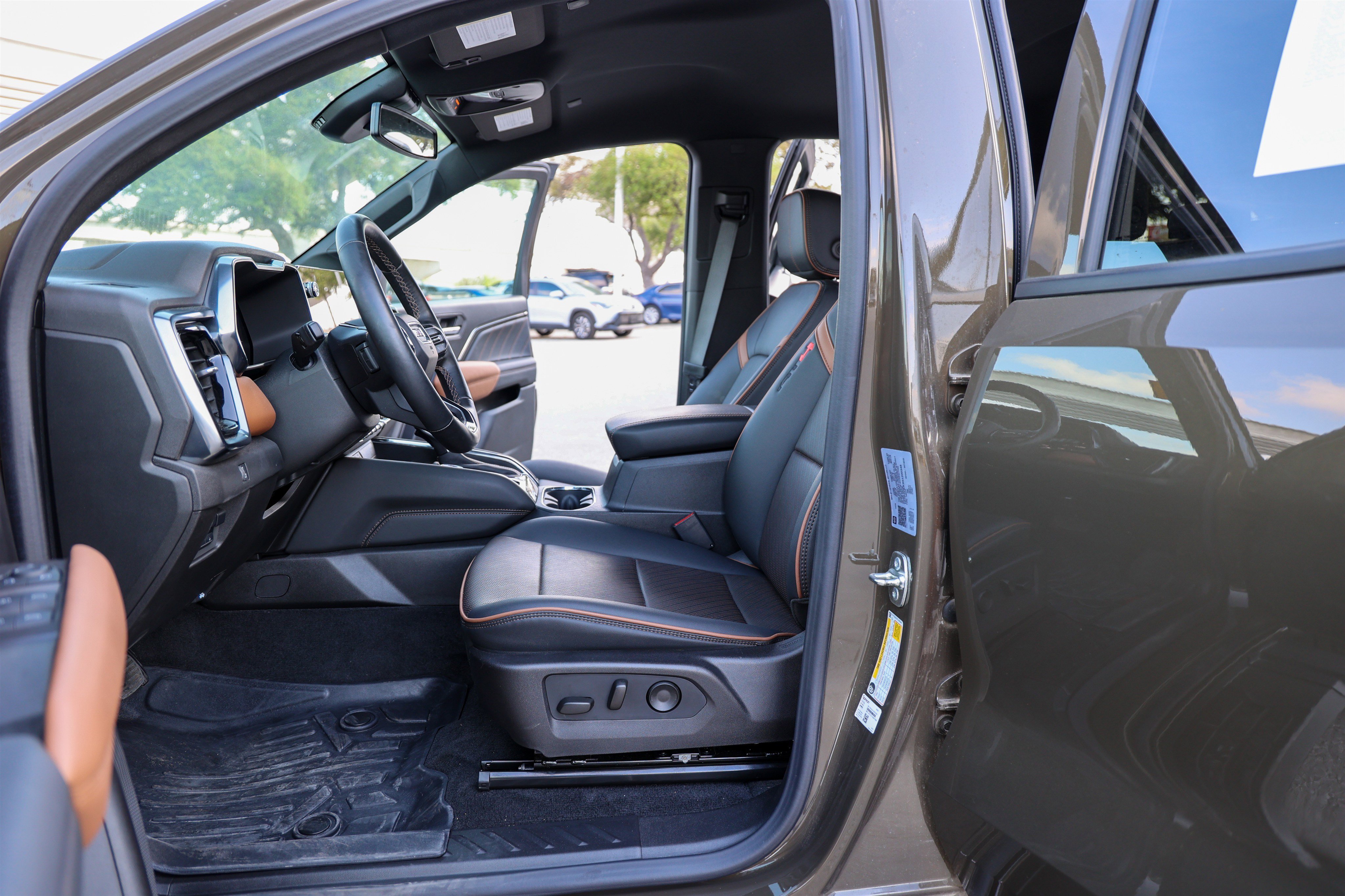 Used 2025 GMC Canyon AT4 w/ AT4 Premium Package image 32