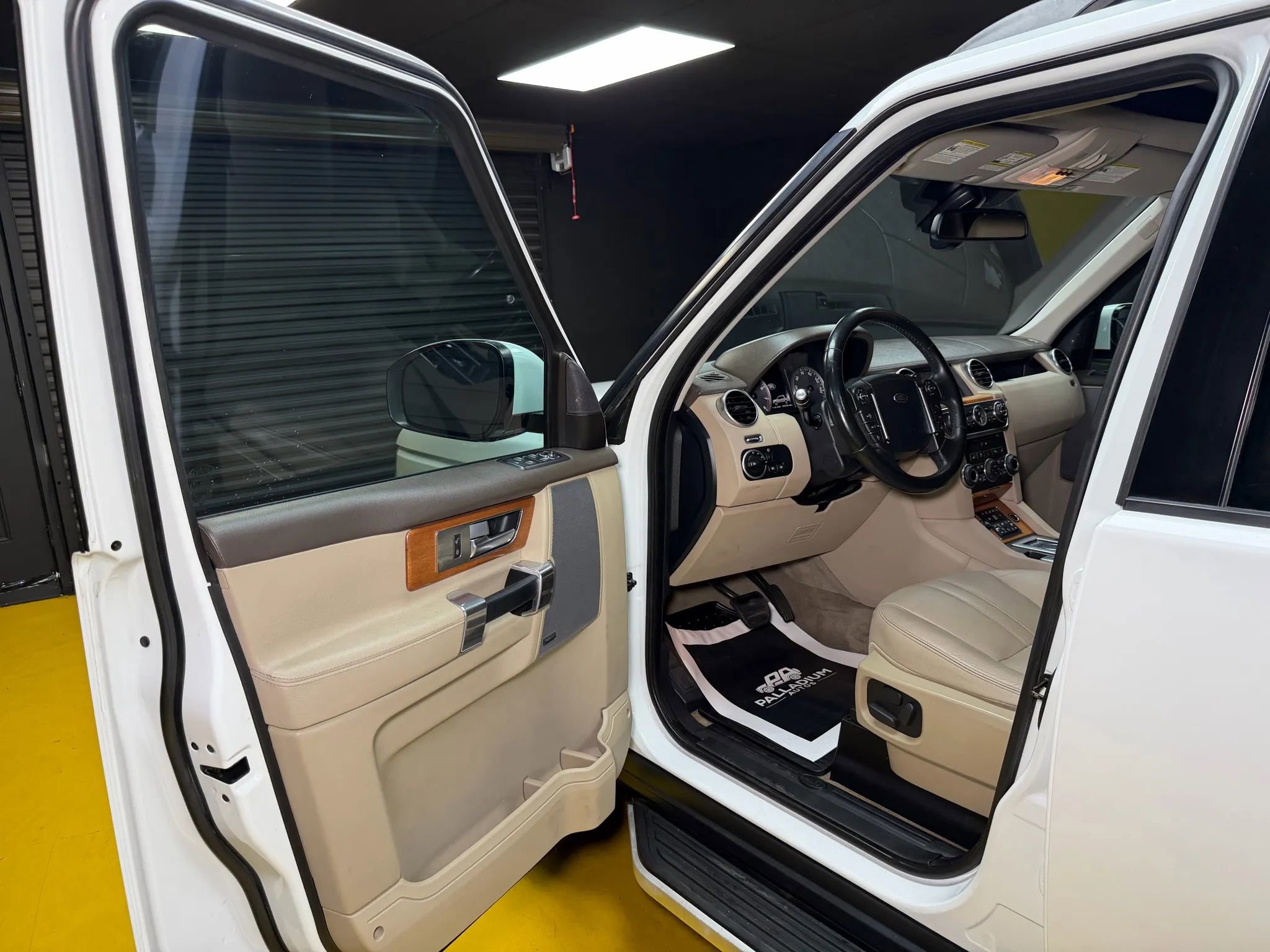 Used 2015 Land Rover LR4 HSE image 36