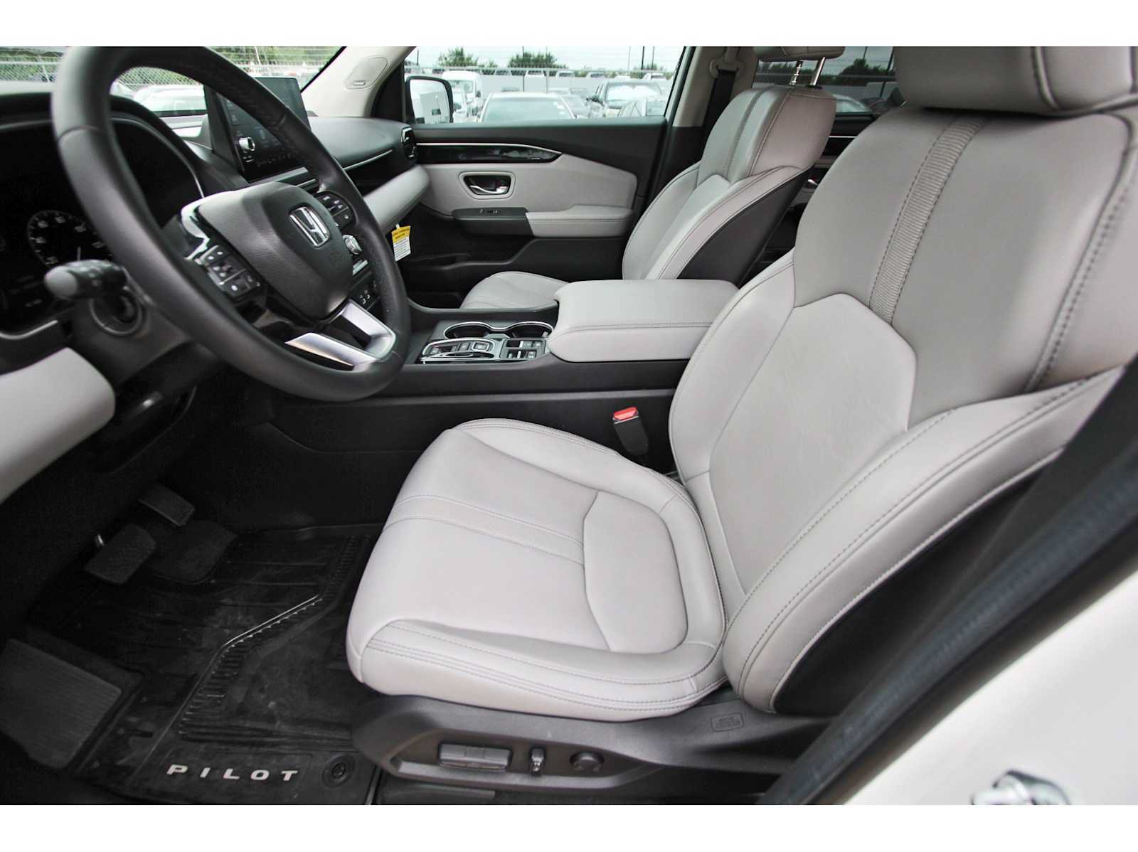 Used 2025 Honda Pilot Touring image 11
