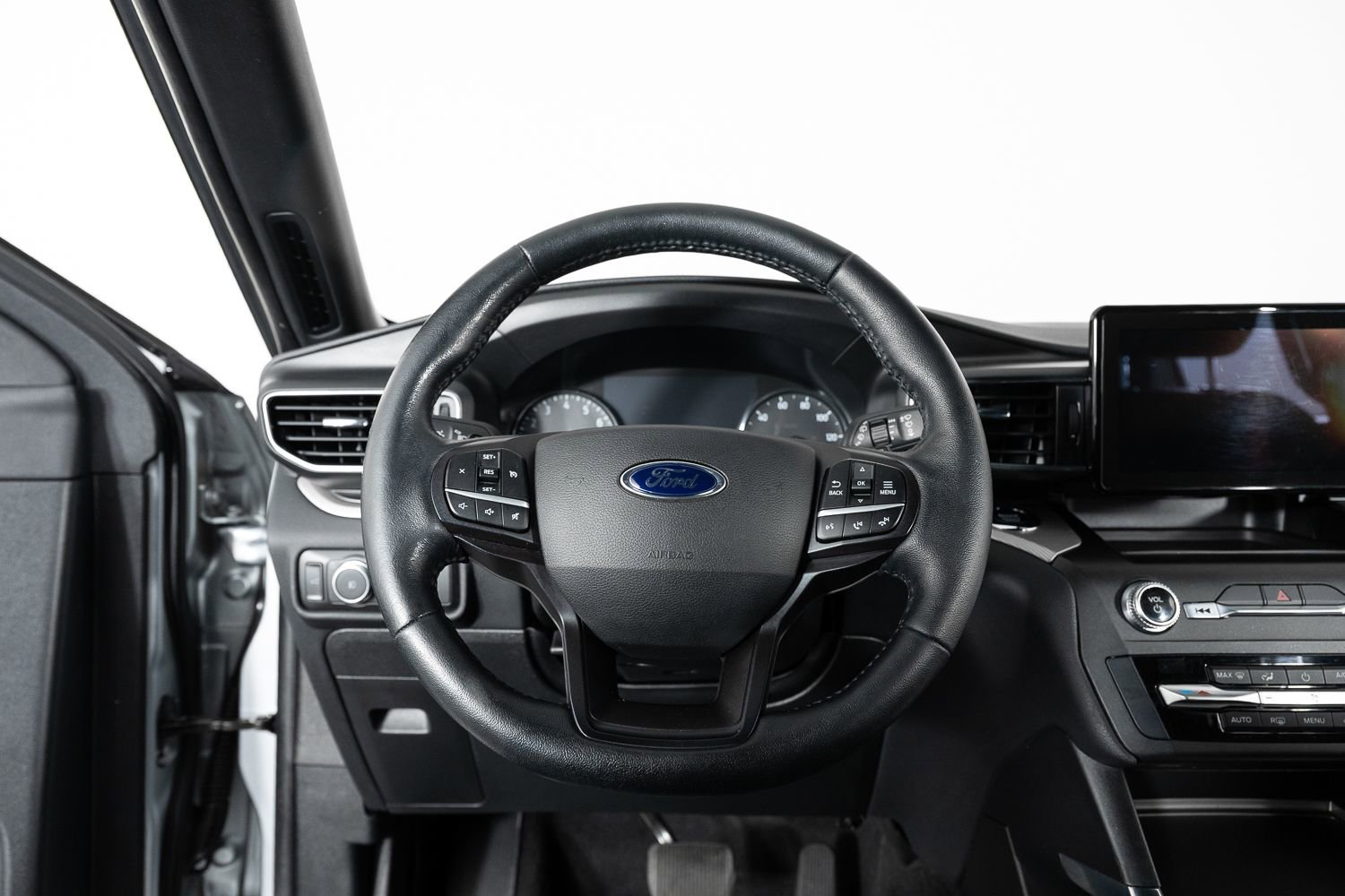 Used 2020 Ford Explorer XLT w/ Equipment Group 202A AWD/4WD image 33