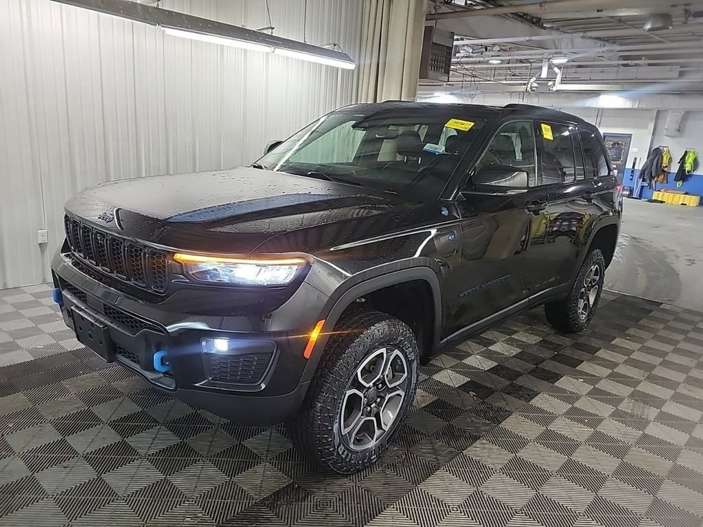 Used 2023 Jeep Grand Cherokee Trailhawk image 2