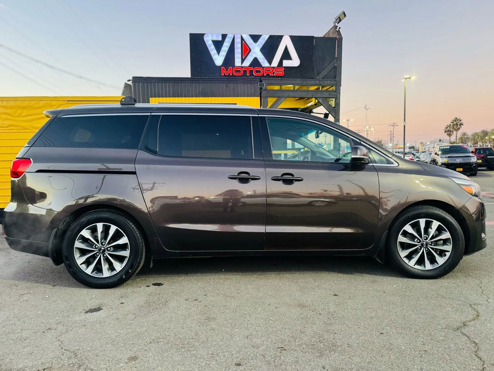 Used 2016 Kia Sedona SX image 4